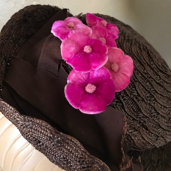 CHIC 1940\'s BROWN TILT HAT WITH FUCHSIA VELVET FLOWERS & MATCHING VEIL main image 11